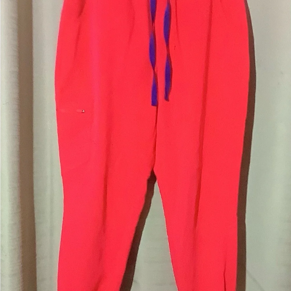 Figs Scrub Shocking Pink High waisted Zamora Joggers Medium Petite M/P - Picture 3 of 5